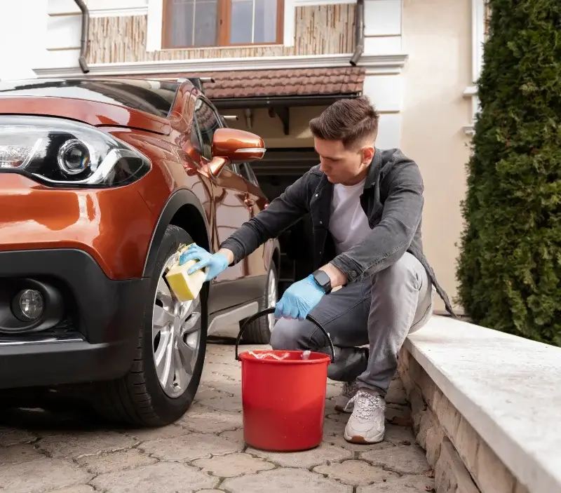 Lavage auto à domicile La Fare-les-Oliviers : professionnel intervenant sur un véhicule